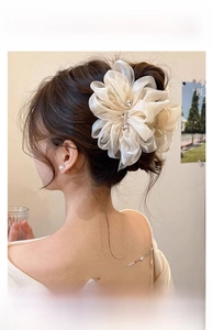 Detail der creme-chiffon Blumen-Haarklammer mit herzförmigen Kristallverzierungen