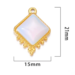 Détail du pendentif carré en pierre naturelle avec bord doré, taille 21mm par 15mm