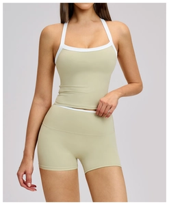 Détail de l'ensemble de yoga vert clair avec dos nu et short à bordure blanche contrastée