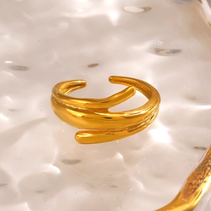 Anello aperto irregolare in acciaio inossidabile dorato lucido dal design ondulato