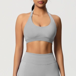 Détail de la brassière de sport grise sans couture avec texture côtelée et bande de soutien