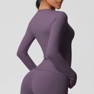Détail d'un ensemble de yoga violet ajusté montrant le tissu brossé et extensible