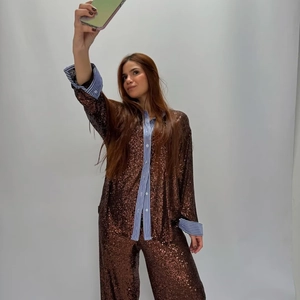 Ensemble chemise et pantalon à paillettes marron foncé pour femme avec détails