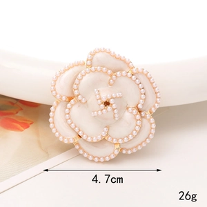 Vue macro de la fleur de camélia de 4,7cm avec cadre doré et détails en perles