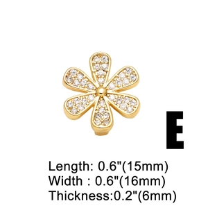 Detailansicht eines goldfarbenen Blumenanhängers mit weißen Steinen, Größe 15mm x 16mm