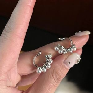 Elegant silver ear cuffs featuring five white pearls and sparkling zircon waterdrop accents
