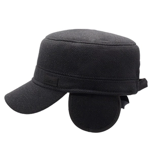 Schwarze Herren Wintermütze als Flat-Top-Militärkappe mit Ohrenklappen und Fleece