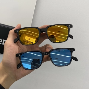 Lunettes de soleil carrées classiques avec verres réfléchissants jaune et bleu à rivets
