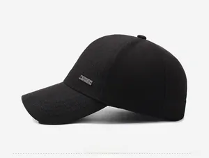 Vue latérale de casquette de baseball noire avec plaque métallique et texture du coton