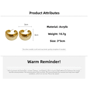 Detailed size chart for 3x3cm golden C-shaped hoop earrings with hammered texture