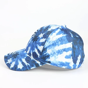 Vue latérale de casquette de baseball tie-dye avec motif en toile bleue et blanche