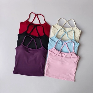 Aperçu de plusieurs coloris de débardeurs de yoga avec bretelles croisées dans le dos