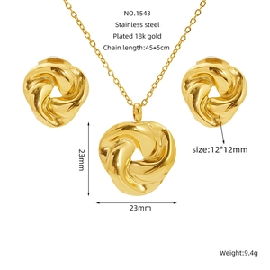 Détail de l'ensemble collier et boucles d'oreilles torsadés plaqué or 18 carats