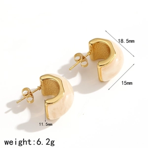 Detailed view of C-shape resin hoop earrings with dimensions and gold honeycomb texture