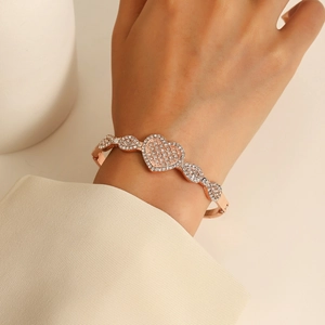 Elegante bracciale a cuore in oro rosa con cristalli lucenti per un look sofisticato
