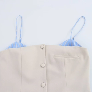 Top de patchwork en popelina beige con forro de rayas azules y botones de moda