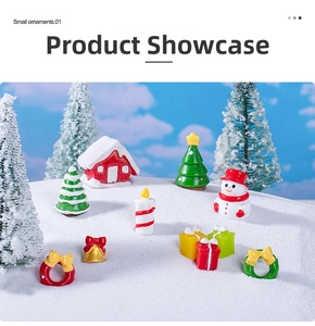 Kit miniature de Noël avec cabane, sapins et cadeaux disposés sur de la fausse neige
