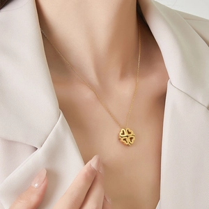 Collier trèfle cœur en acier titane doré avec design pliable magnétique sur mannequin