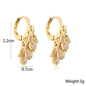 Détail des boucles d'oreilles Main de Fatma plaquées or 18 carats avec zircons et mesures