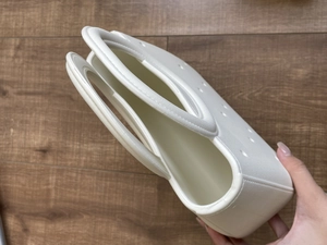 Vue intérieure du sac de plage blanc en EVA ajouré avec détails perforés et anse
