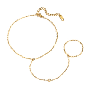 Elegante bracciale anello in acciaio inossidabile dorato con zircone su sfondo bianco