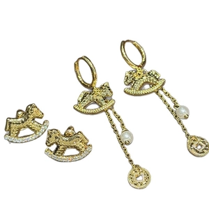 Set di orecchini a cavallo a dondolo dorati con zirconi e perle, stile vintage cinese