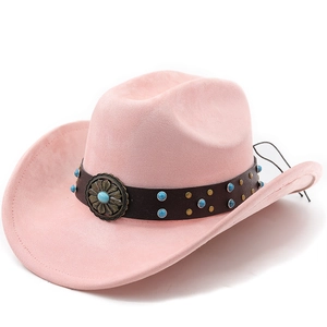 Détail du chapeau de cow-boy en daim rose avec bande en cuir turquoise et boucle fleur
