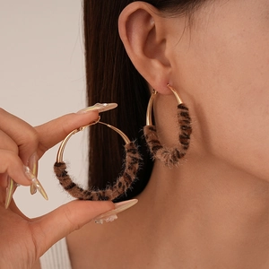 Fashionable leopard print plush hoop earrings with golden metal for winter style
