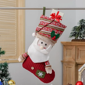 Chaussette de Noël en tricot avec motifs de flocons de neige et boîte cadeau blanche