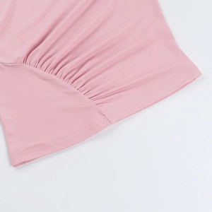 Vista dettagliata del tessuto a maglia rosa con arricciatura laterale e cuciture