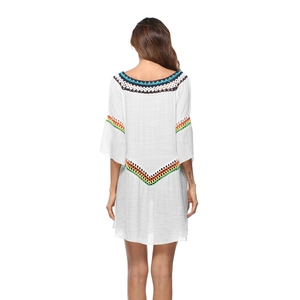 Detalle de bordado geométrico de ganchillo en la espalda del vestido playero boho blanco