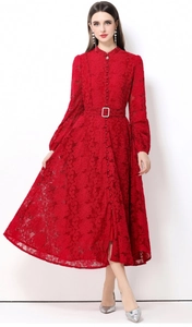 Détail de la broderie en dentelle rouge et des boutons sur la robe midi vintage