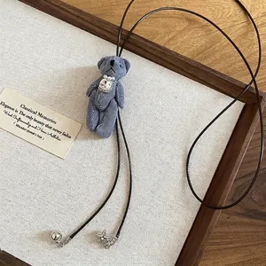 Collier ours en tissu bleu marine avec cristaux et cordon en cuir marron