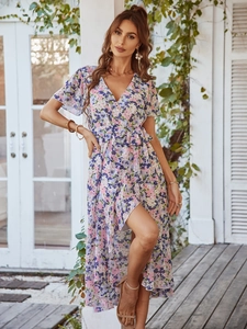 Détail de la robe en mousseline fleurie avec décolleté en V et ceinture à la taille