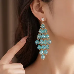 Elegante himmelblaue Kristall-Kronleuchter-Ohrringe mit Goldfransen und Quastendesign