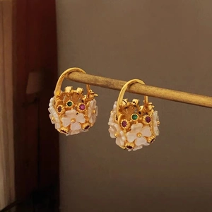 Orecchini a cesto di fiori con fiori bianchi e gemme multicolore in finitura dorata