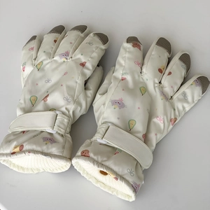 Detailed view of kids' ski gloves featuring cute pear patterns and anti-slip palm patches
