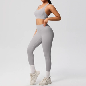 Conjunto de yoga gris claro de dos piezas con sujetador deportivo y leggings de talle alto