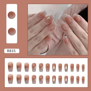 Press-on-Nägel R835 mit Nude-Rosa-Verlauf und Silberfolie in Ballerina-Form Design