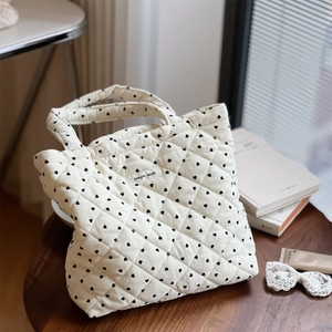Sac fourre-tout matelassé en velours côtelé blanc crème avec cœurs noirs sur bois