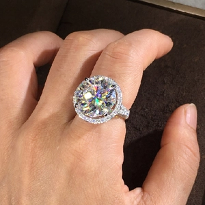 Anello classico in argento con zircone tondo, montatura halo e pavé di diamanti