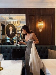 Robe longue moulante rétro à carreaux avec dentelle dans un décor de luxe chic