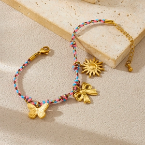 Bracelet tissé à la main avec breloques soleil et papillon dorées sur socle pierre