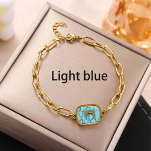 Bracciale dorato con ciondolo rettangolare in marmo azzurro e dettaglio luna dorata
