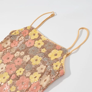 Robe à sequins avec broderies florales délicates dans les tons rose et champagne