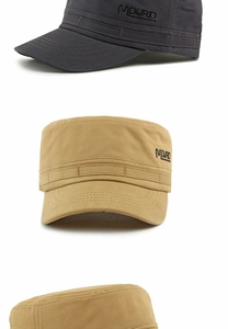 Detalle del bordado MOWRD en gorras militares de algodón en color gris carbón y caqui