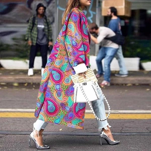 Losse enkellange damesjas met paisley-print in levendige rode, paarse en blauwe kleuren