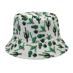 Détail d'un chapeau bob blanc avec imprimé cactus vert et fleurs roses pour protection solaire