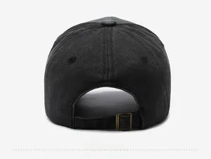 Détail arrière d'une casquette en denim délavé avec boucle de réglage en métal