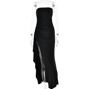 Elegantes schwarzes schulterfreies Abendkleid mit Raffung, hohem Schlitz und schmaler Passform